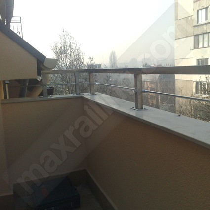 Парапет от инокс с вертикален пълнеж